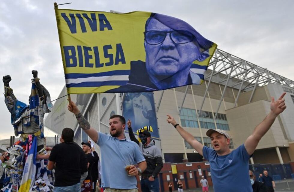 Locos por el ascenso: hinchas del Leeds fueron hasta la casa de Bielsa a saludarlo
