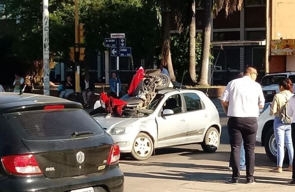 Un remís y una moto protagonizaron un impresionante accidente en el centro correntino