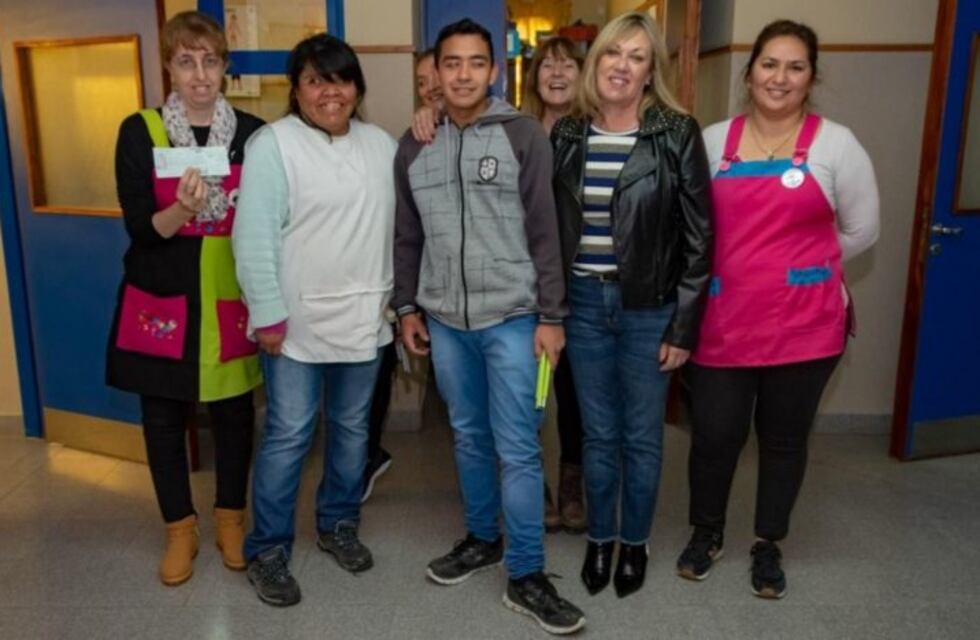Artero entregó electrodomésticos para un colegio especial de la capital