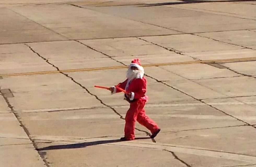 Un señalero cordobés se vistió de Papá Noel para dirigir los aviones en el aeropuerto