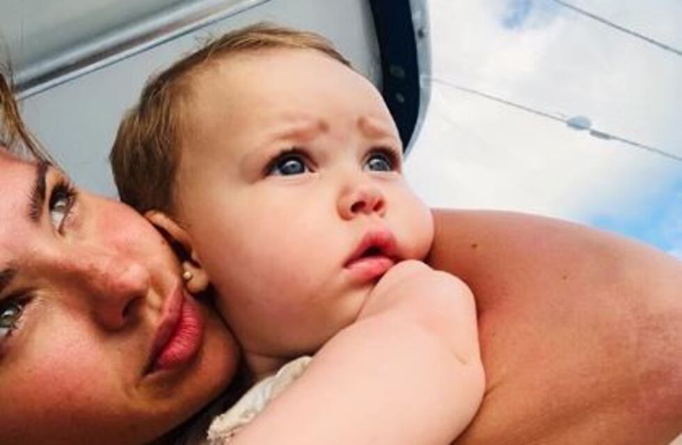 La China Suárez mostró cómo Magnolia acaricia a Benjamín Vicuña mientras duerme