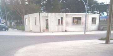 La empresa trabaja a destajo para tapar el pozo que se hizo en la plaza de Fiambalá