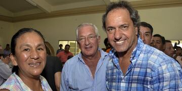 EL CARMEN- PERICO, JUJUY\u002E12/04/15- EL GOBERNADOR DANIEL SCIOLI TUVO UN ENCUENTRO HOY CON LA DIRIGENTE POLITICA MILAGRO SALA Y SU PAR PROVINCIAL EDUARDO FELLNER, EN EL CLUB DE SANTO DOMINGO DE PERICO\u002EFOTO\u002EDYN/PRENSA GOBERNACION\u002E santo domingo de perico jujuy daniel scioli milagro sala eduardo fellner encuentro diritente politico de jujuy gobernador buenos aires gobernador jujuy