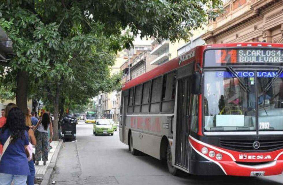 Un automovilista atacó a un chofer de colectivo con un espejo retrovisor