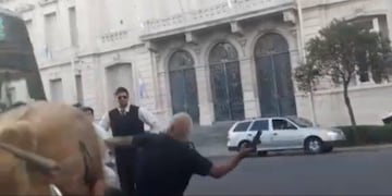 Enfurecido el taxista amenazó con tirarle un fierro al parabrisas del colectivo\u002E