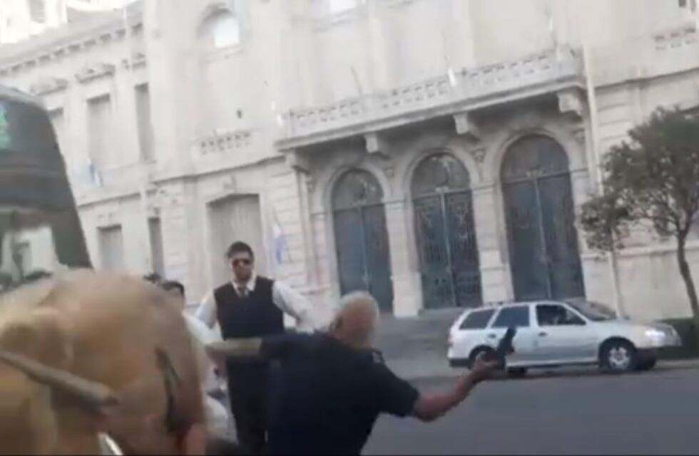 Tensión en el centro puntano: un taxista enfurecido increpó a un colectivero