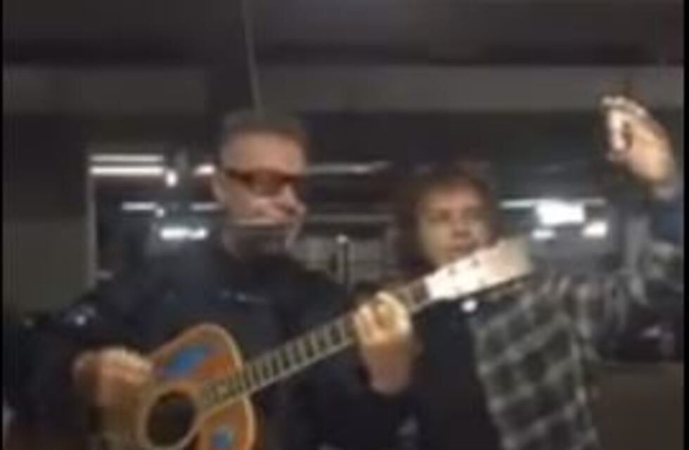 Marcha del 2x1: León Gieco no llegó a la Plaza y tocó en un estacionamiento