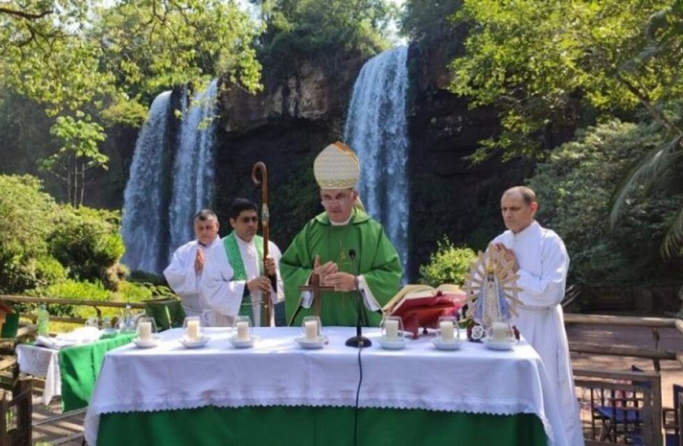 El obispo Nicolás Baisi celebró una misa en Cataratas del Iguazú