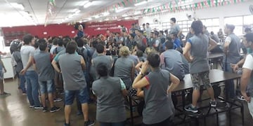 En asamblea decidieron tomar la fábrica y protestar ante los 150 despedidos\u002E