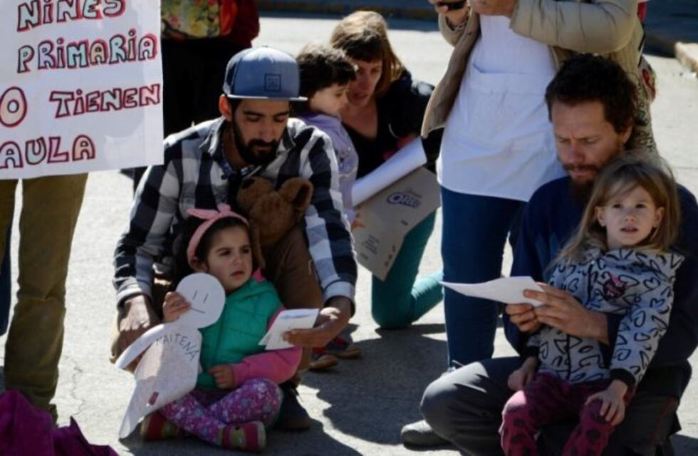 Padres exigen que finalicen la obra de la escuela de Villa Los Coihues