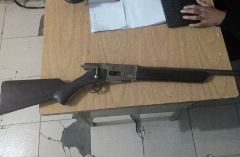Lo denunció por haberla amenazado y en su casa encontraron una escopeta