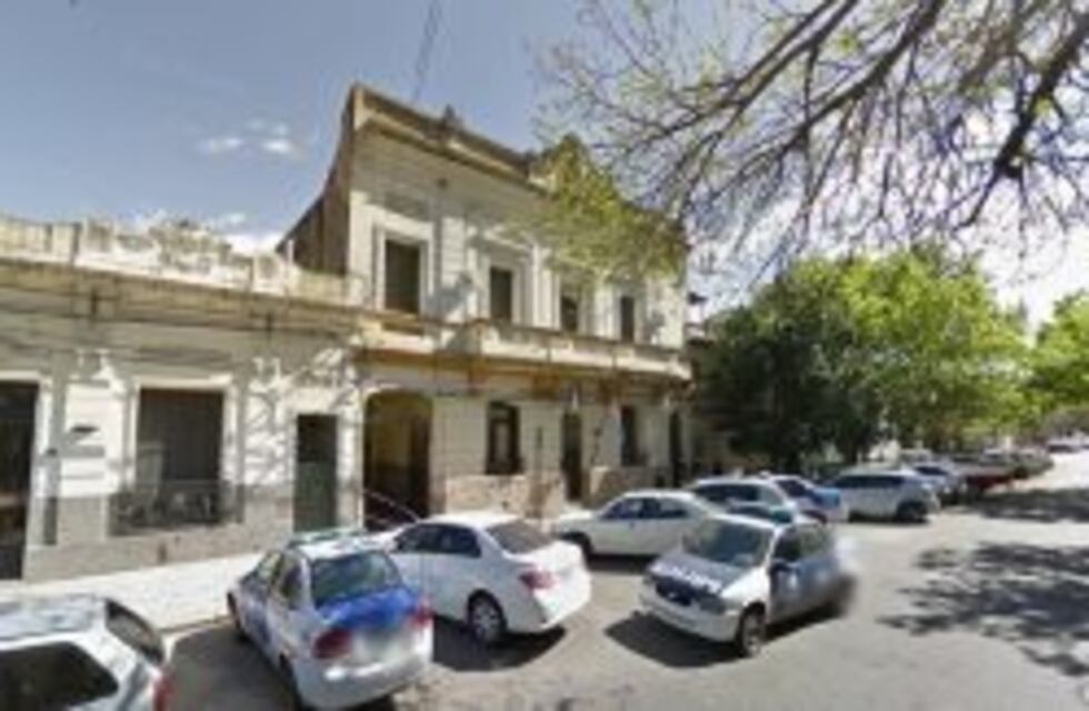 Un ladrón entró armado a robar a un bar del macrocentro y golpeó a una de las mozas