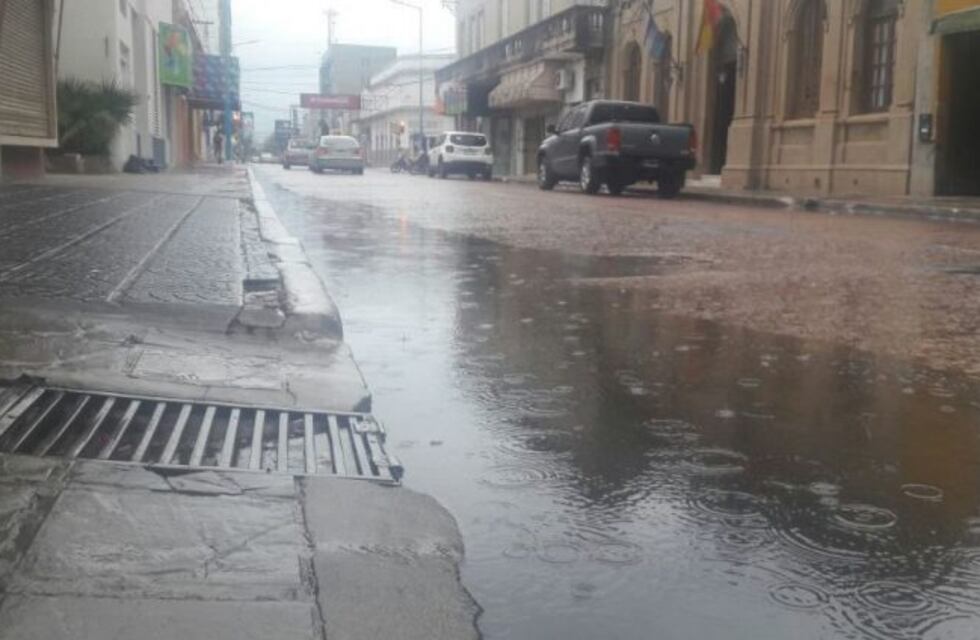 Una lluvia torrencial y granizo demoró la votación en Corrientes