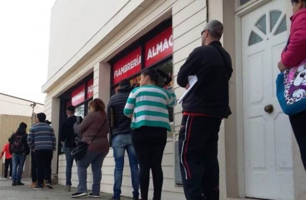 Crisis laboral : otra larga fila por un empleo en una carniceria