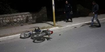 El jovencito perdió el control de la motocicleta y chocó contra el poste\u002E