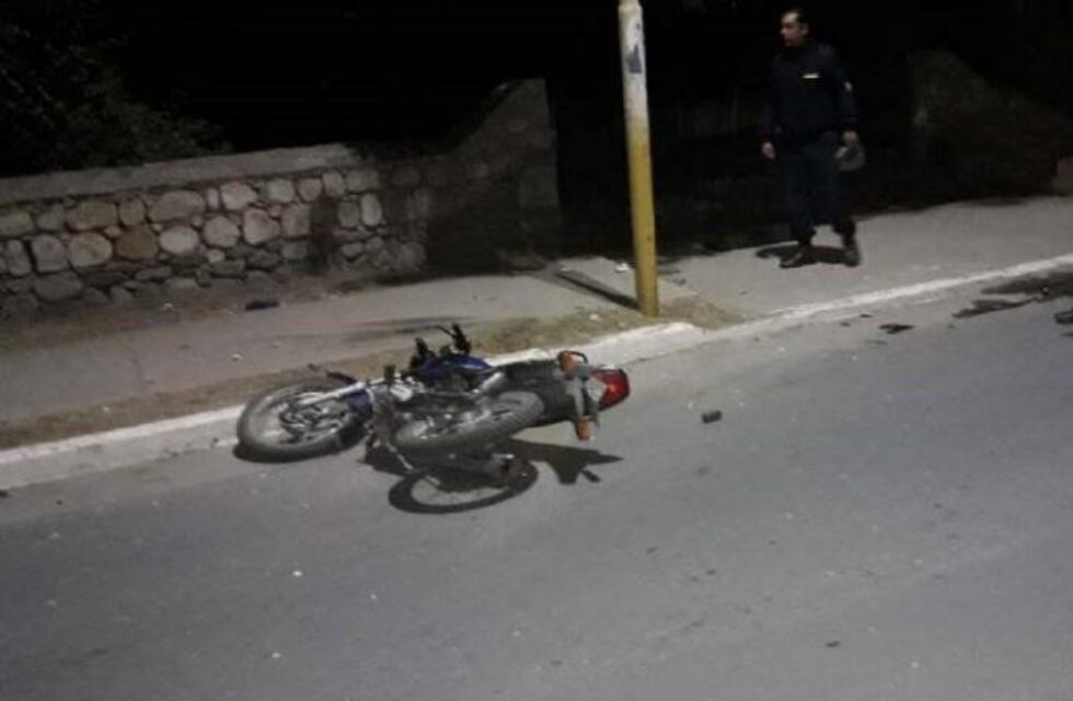 Un adolescente de 16 años chocó su moto contra un poste y falleció