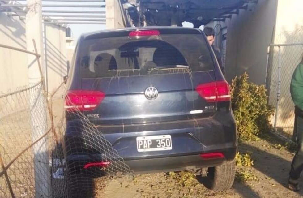Robaron un auto y después lo chocaron contra una casa