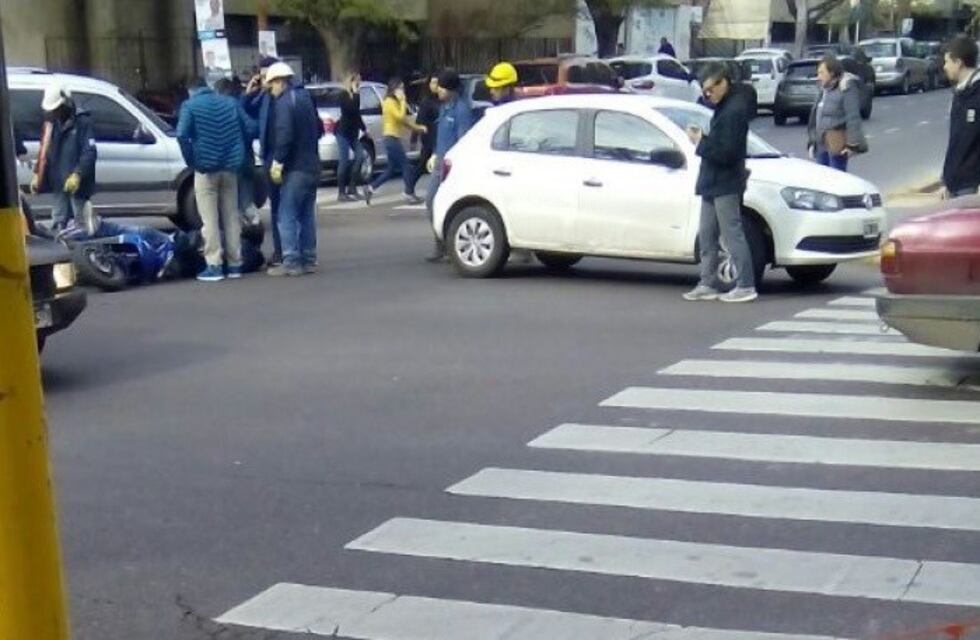 Conmoción en el centro al chocar un motociclista contra un automovil