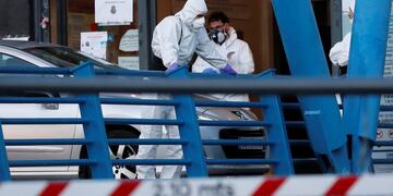 GRAF2900\u002E MADRID, 28/03/2020\u002E- Vista de la entrada al Palacio de Hielo, en Madrid, al que la UME ha trasladado ya 83 fallecidos\u002E El colapso que sufren los crematorios en la Comunidad de Madrid, tanto en los dos públicos de la capital como los 28 privados en toda la región, está obligando a que las empresas funerarias privadas trasladen a los difuntos a otras provincias para su incineración\u002E EFE/Chema Moya