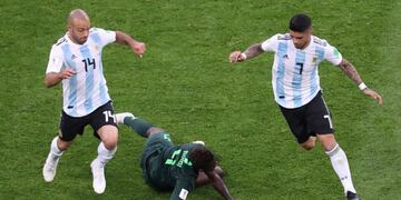 St\u002Epetersburg (Russian Federation), 26/06/2018\u002E- Javier Mascherano (L) and Ever Banega (R) of Argentina in action against Onyinye Wilfred Ndidi of Nigeria during the FIFA World Cup 2018 group D preliminary round soccer match between Nigeria and Argentina in St\u002EPetersburg, Russia, 26 June 2018\u002E\r\n\r\n(RESTRICTIONS APPLY: Editorial Use Only, not used in association with any commercial entity - Images must not be used in any form of alert service or push service of any kind including via mobile alert services, downloads to mobile devices or MMS messaging - Images must appear as still images and must not emulate match action video footage - No alteration is made to, and no text or image is superimposed over, any published image which: (a) intentionally obscures or removes a sponsor identification image; or (b) adds or overlays the commercial identification of any third party which is not officially associated with the FIFA World Cup) (Mundial de Fútbol, Rusia) EFE/EPA/GEORGI LICOVSKI EDITORIA