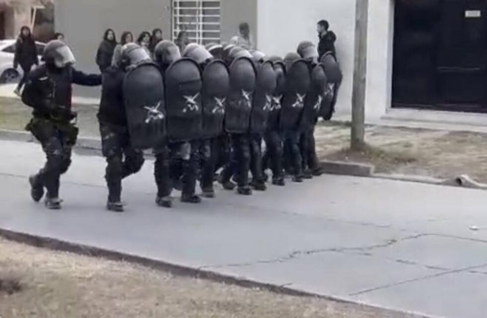 Se vivieron momentos de tensión entre la policía y los docentes en Grand Bourg