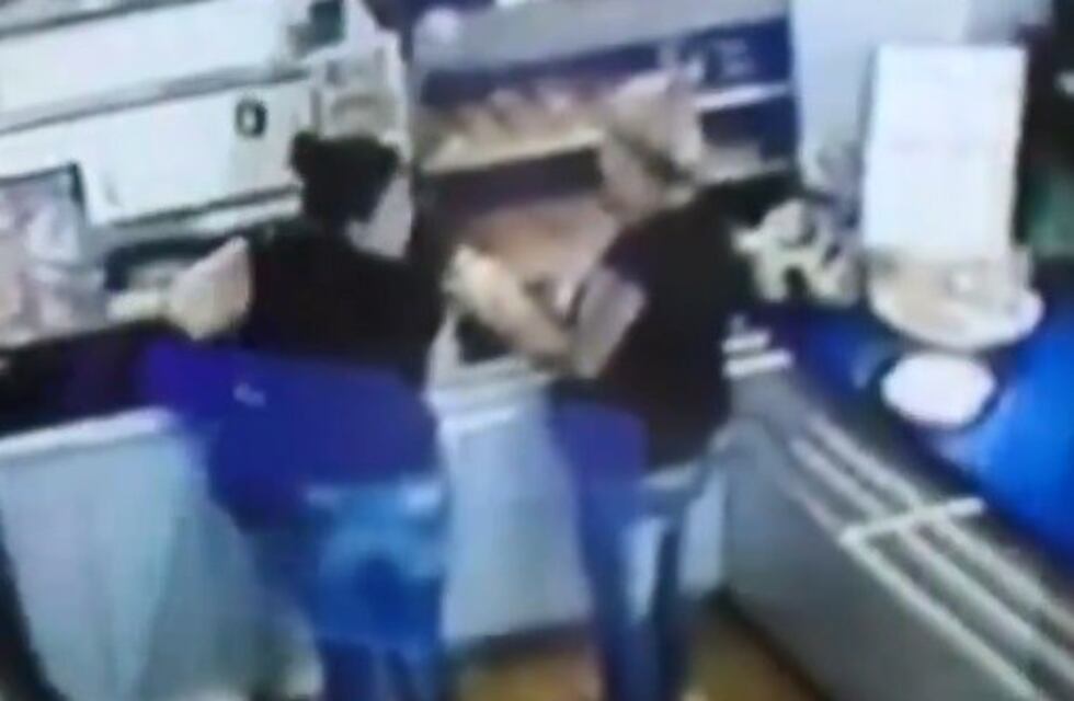 Video: robaron tres hamburguesas en una estación de servicio y fueron grabadas por las cámaras de seguridad