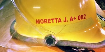 Casco de bombero de Johana Moretta\u002E Foto: Facebook Johana Moretta