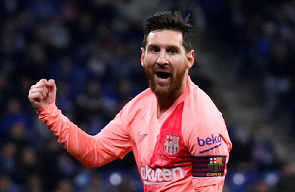 Messi hizo dos golazos y el Barcelona ganó 4 a 0 el clásico catalán