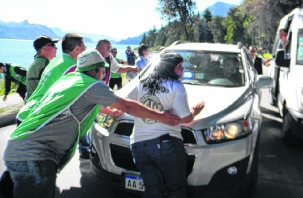 Indagan al sindicalista de ate Neuquén acusado de haber tirado piedras a Macri en Villa Trafúl