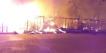 Incendio en los ranchos de la Feria de Simoca\u002E Prensa municipalidad de Simoca\u002E
