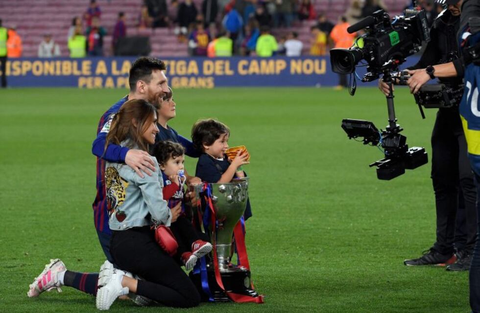 El festejo de Lionel Messi con su familia, tras ganar la liga española