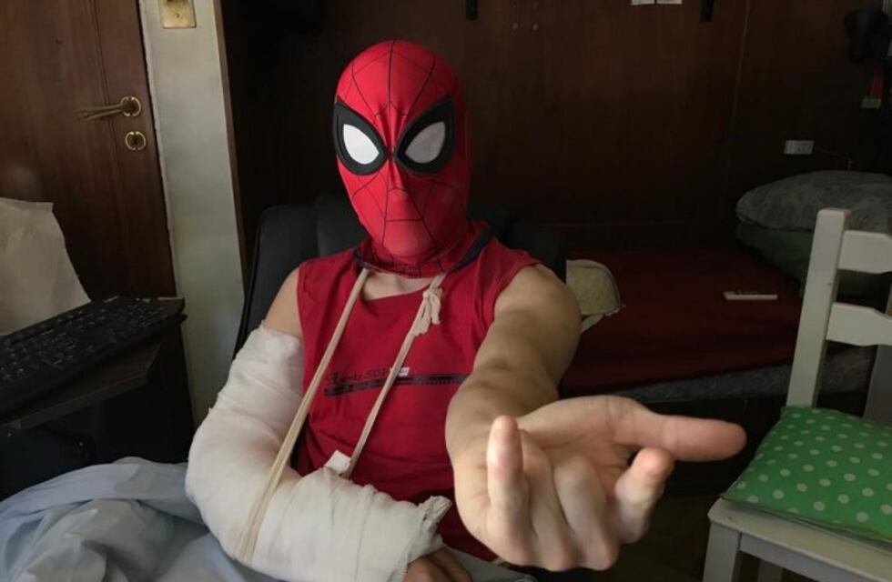El Hombre Araña que sufrió varias fracturas al caerse de un techo aseguró: "Me volveré a subir"