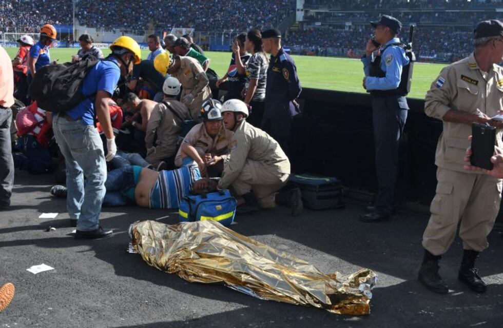 Al menos cuatro muertos y 25 heridos, el saldo de una trágica avalancha en un estadio de Honduras