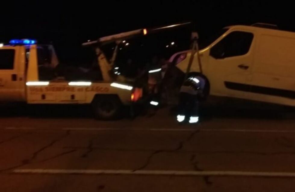 Un hombre en estado de ebriedad chocó contra un vehículo cuando iba por la autopista