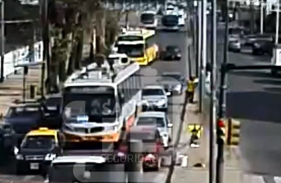 Las cámaras captaron el momento en que un niño es atropellado cuando baja del colectivo
