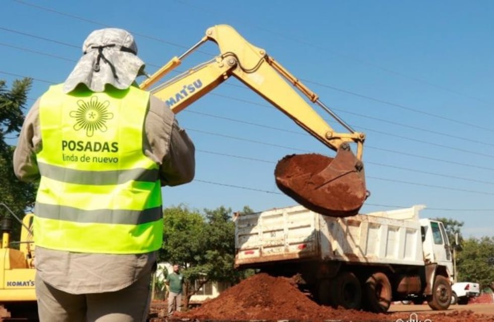 Colocan los tubos de desagüe en el acceso al barrio Sur Argentino
