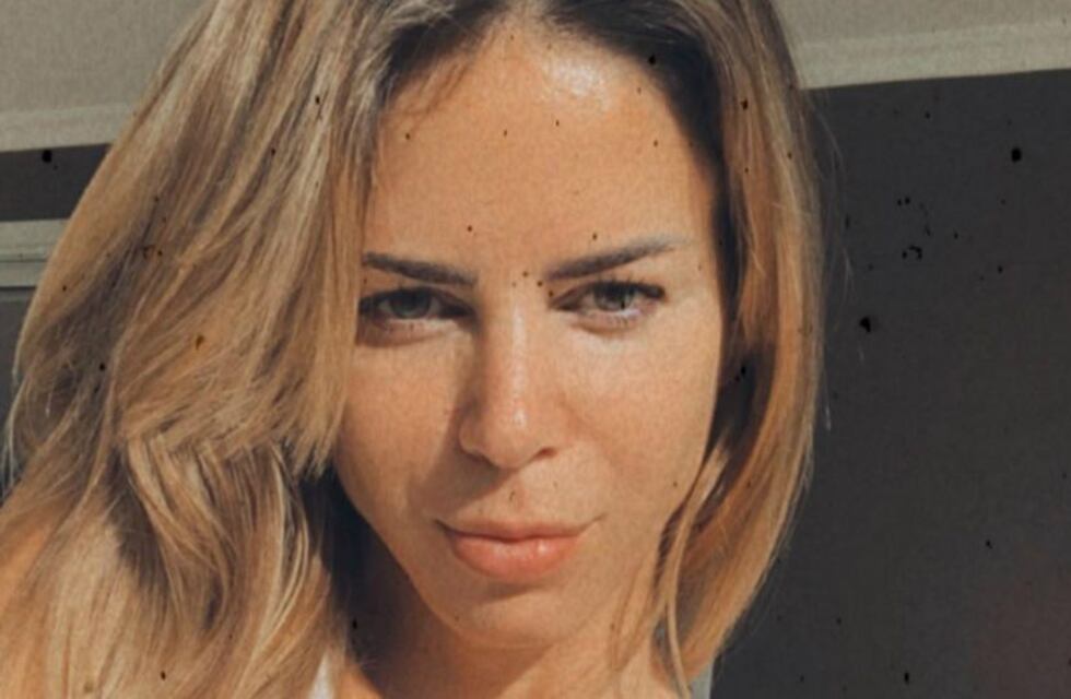 El día que Marianela Mirra posó de espaldas en la pileta con una colaless estampada