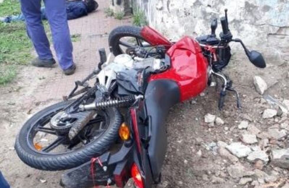 Un motochorro se accidentó y quedó gravemente herido tras robarle la cartera a una mujer