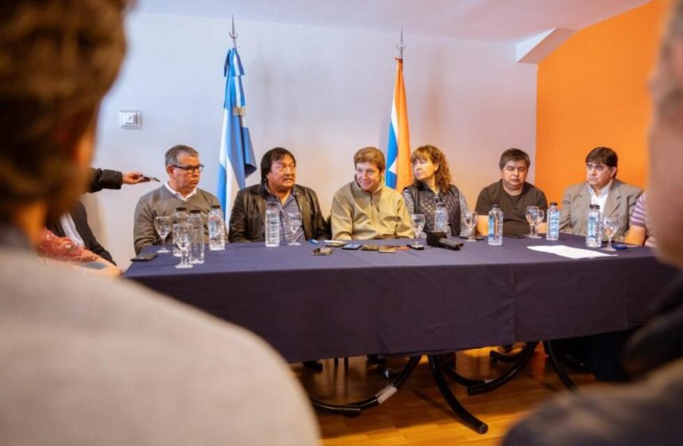 Melella firmó con los gremios la recomposición salarial para la Administración Pública