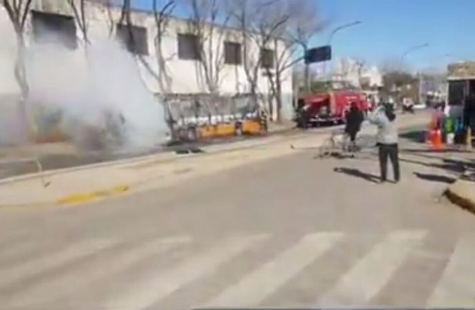 Se incendió por completo un colectivo de la Semtur en zona oeste