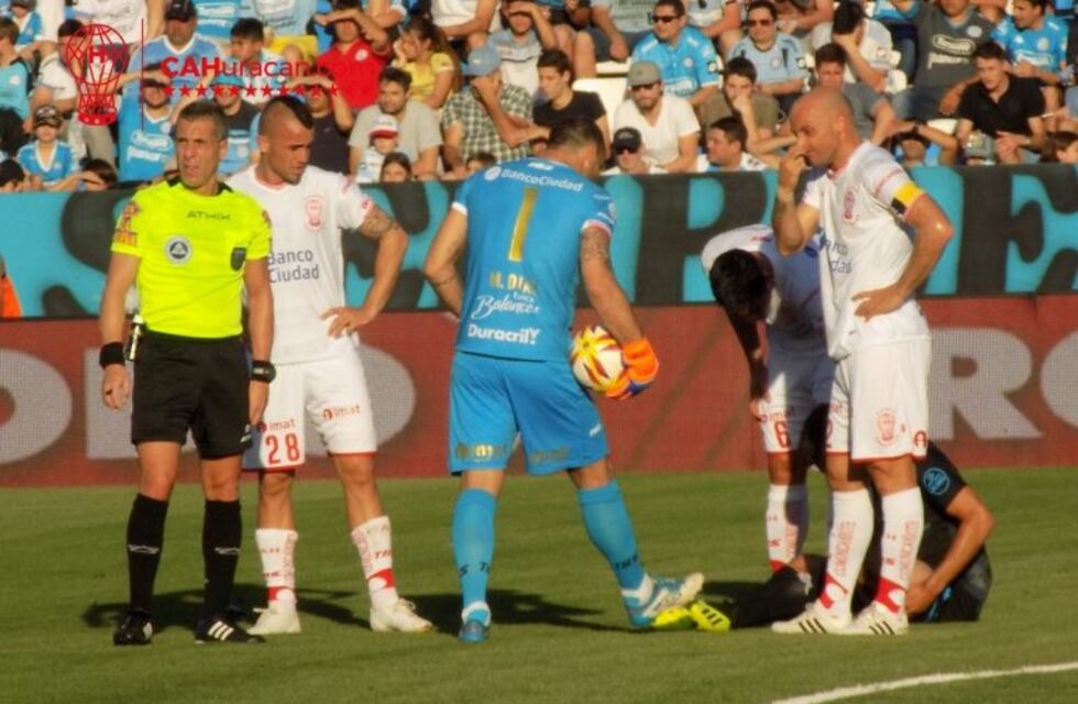 Mastrángelo salió lesionado y el cuarto árbitro dirige el final en Alberdi