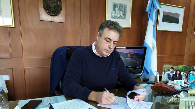 Luis Castellano firma los decretos que promulgan las ordenanzas.