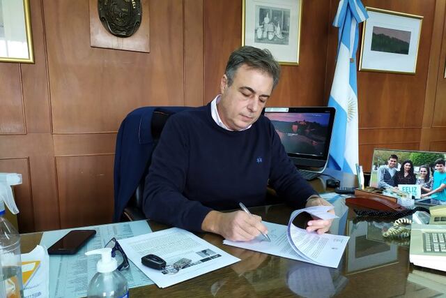 Luis Castellano firma los decretos que promulgan las ordenanzas.