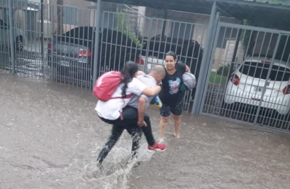 Un colectivero rescató a una niña en el medio del temporal que azotó a Paraná