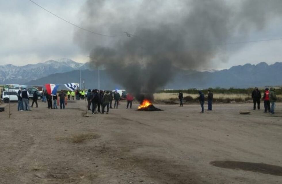 Continúan las protestas en Uspallata donde hay 900 camioneros parados