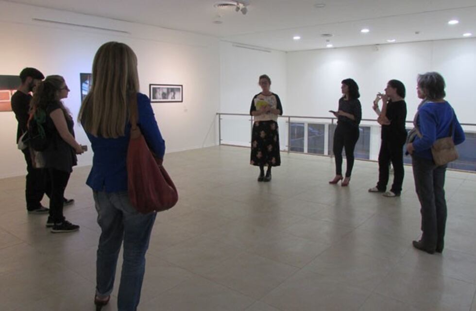 Visita guiada en el Medasur para interpretar lo que expresan las fotografías