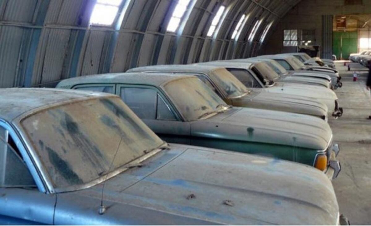 BUENOS AIRES 27/03/12, LA JUSTICIA SECUESTRO MAS DE 40 AUTOS FORD FALCON, QUE SE HABRIAN UTILIZADOS POR OPERACIONES DE REPRESION ILEGAL\u002EFOTO\u002EDYN/CIJ 27/03/2012 - Fotografía cedida hoy, martes 27 de marzo de 2012, por el Centro de Información Judicial argentino de 43 automóviles Ford Falcon, el vehículo preferido por la última dictadura (1976-1983) para secuestrar opositores políticos, decomisados por la justicia de Argentina en una base naval de la provincia de Buenos Aires, informaron fuentes judiciales\u002E Los vehículos fueron hallados en un galpón de la base naval de Puerto Belgrano, a unos 700 kilómetros al sur de la capital del país, en el marco de una causa por crímenes de lesa humanidad cometidos por el régimen militar que investiga el juez federal Eduardo Tentoni\u002E bahia blanca automoviles falcon Centro de Información Judicial autos utilizados en la dictadura militar para secuestro hallazgo en la base naval de puerto belgrano