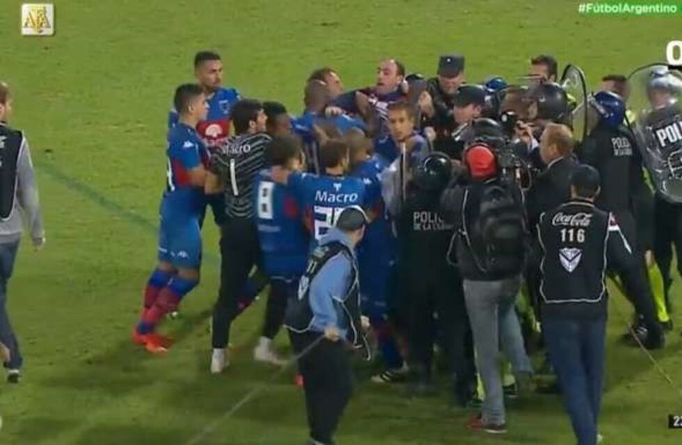 Con polémica y sobre la hora, Vélez derrotó 2 a 1 a Tigre