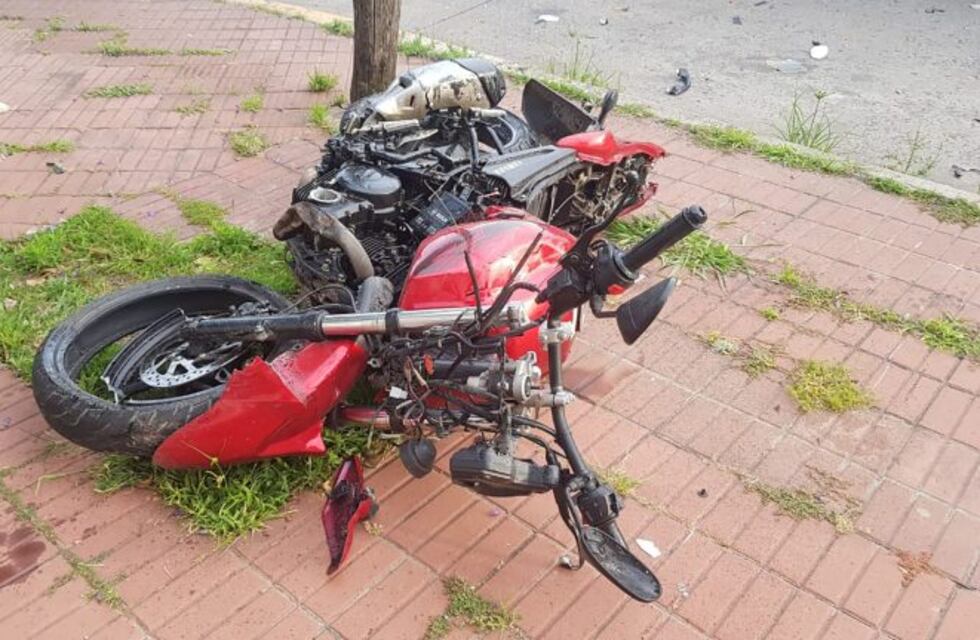 Huían de la Policía tras robar una moto pero chocaron contra un patrullero: uno de los ladrones murió