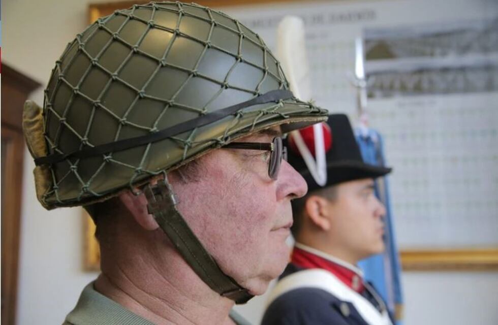 Jorge Melnichuk recibió su casco de guerra de Malvinas a través de un veterano inglés